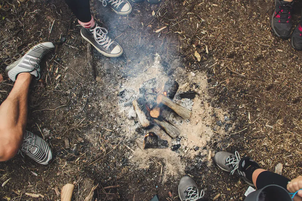 How to build a campfire correctly and also put it out ...